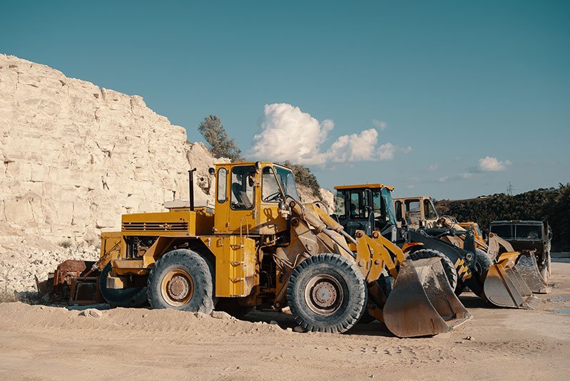 heavy-machinery-in-quarry-2LURP9E-800.jpg